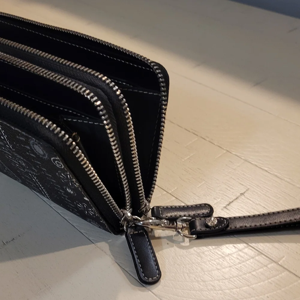 Isaac Mizrahi Black and White Patterned Wallet Wristlet - Picture 8 of 12